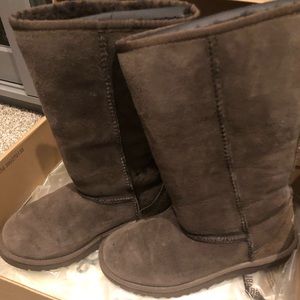 Ugg’s kids classic tall brown boot size 5 gently worn. Fits women size 6-1/2 -7.
